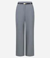 Pantalón de sastrería corte recto confeccionado en crepé, con trabillas en la cintura, bolsillos traseros y cinto fino incluido.