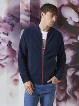 Campera bomber con cierre completo, color azul marino.