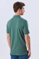Remera polo de piqué de algodón color azul, de manga corta, con cuello camisero, cierre frontal de dos botones y pequeño logo bordado en el pecho.