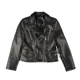 Campera de cuero sintético negro estilo biker, con cierre frontal cruzado, solapas con broches y herrajes plateados. Presenta bolsillos con cierre en el frente y detalles pespuntados en los hombros y los puños.