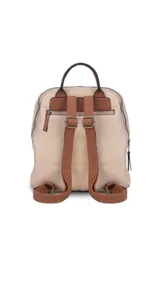 Mochila de cuero sintético en color beige con detalles en color suela. Cuenta con múltiples compartimentos frontales con cierre metálico, correas regulables y manija superior.