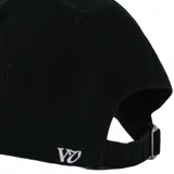 Gorra de béisbol negra con logo bordado en blanco en el frente.