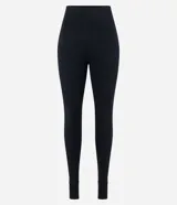 Pantalón legging deportivo de tiro alto, confeccionado en poliamida y elastano, con diseño ajustado y costuras reforzadas.