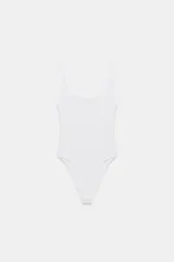 Body de cuello cuadrado con tirantes finos y cierre inferior con botones a presión.