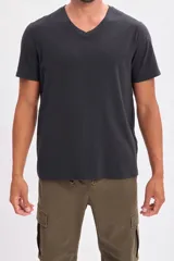 Remera de manga corta con cuello en V, color negro, de corte clásico.