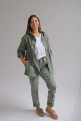 Campera verde militar con capucha, cierre frontal y mangas tres cuartos con detalle de ajuste.