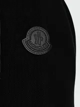 Cardigan de punto negro Moncler, de corte recto, con cuello alto, cierre frontal completo con cremallera y mangas largas.