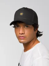 Gorro trucker negro de cinco paneles con malla en la parte trasera, visera curva y parche frontal redondo con el logo de Cat en amarillo.