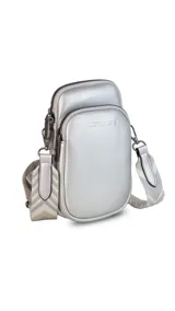 Bandolera compacta color rojo con textura de cuero, correa regulable y desmontable con diseño de rayas rojas y blancas. Cuenta con bolsillos frontales y cierre, interior forrado en tela.