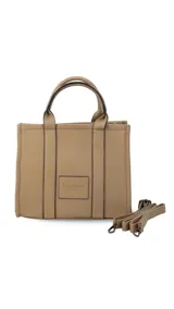 Cartera estructurada de tamaño mediano, confeccionada en símil cuero color negro. Presenta doble asa de mano, correa larga ajustable y desmontable, y un bolsillo trasero con cierre. El compartimento principal cuenta con cierre, división interna y bolsillos organizadores.