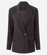 Blazer oversized Cortelle de sastrería, color negro con diseño de raya diplomática. Cuenta con cuello solapa, manga larga, abotonamiento cruzado con dos botones, bolsillos con tapa y largo extendido.