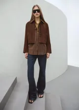 Camisa de algodón con diseño de rayas verticales en tonos marrones y tostados, de manga larga y corte clásico.