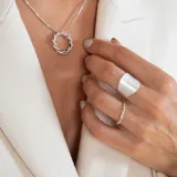Anillo de plata 925 con diseño trenzado fino y acabado pulido.