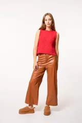 Pantalón de cuero sintético color marrón, de corte ancho y tiro alto.