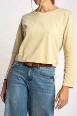 Remera color amarillo pastel de algodón peinado, corte recto y mangas largas.