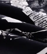 Remera negra de algodón con cuello redondo y mangas cortas, de corte comfort. Presenta una gran estampa en la espalda con una ilustración de Batman y tipografía en tonos rojos y blancos.