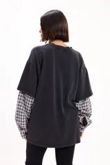 Remera básica de jersey de algodón suave, de color azul, con cuello redondo, mangas cortas y estampa tipográfica en el pecho.