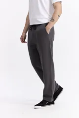 Pantalón de jogging color beige, confeccionado en algodón y poliéster, con cintura elástica y cordón ajustable. Diseño clásico sin puño en los tobillos.