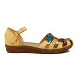 Sandalia de cuero con talón cerrado y pulsera ajustable con hebilla metálica. La capellada presenta un diseño de tiras entrelazadas en tonos tierra, incluyendo marrón, naranja y beige, sobre una base de goma marrón.