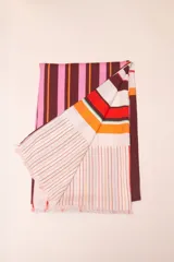 Pareo de viscosa con diseño a rayas verticales en tonos azul marino, azul claro, celeste, verde lima y blanco.