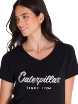 Remera negra de cuello en V con manga corta y estampa metalizada de la marca en el pecho.
