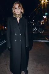 Cuello de pelo sintético con estampado animal print, presenta un diseño rectangular con cierre mediante una lazada de cinta de terciopelo negro en el centro.