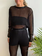 Remera de red negra con cuello redondo y mangas largas.