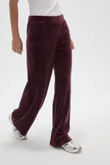 Pantalon de corte ancho y tiro bajo, confeccionado en tejido aterciopelado de poliéster.