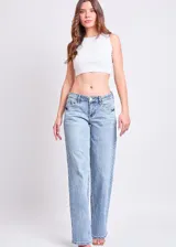 Pantalón de jean celeste de tiro bajo, corte wide leg y diseño clásico.