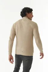 Sweater gris de punto con cuello alto y medio cierre con cremallera.