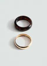 Set de dos anillos, uno grueso con estampado carey y otro liso dorado.
