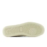 Championes New Balance modelo CT500CF, color blanco hueso con detalles en azul marino. Confeccionados en gamuza y nobuk, con suela de goma color crema.