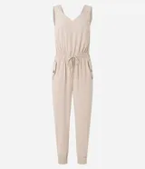 Mono largo negro de poliéster con escote en V, sin mangas, corte midi y elástico en la cintura. Presenta bolsillos laterales y corte holgado.