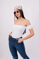 Body blanco de breteles finos y mangas cortas con detalle de etiqueta negra.