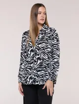 Camisa de gasa Ninety Clothing con estampado animal print en blanco y negro, cuello con solapa, escote en V, cierre frontal con botones y manga larga.