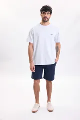 Bermuda de gabardina azul marino con bolsillos laterales y traseros, de corte recto y diseño clásico.