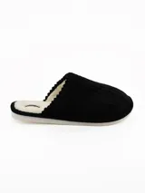 Pantuflas cerradas de pana negra con interior de corderito sintético color crema.