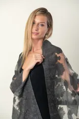 Chal de organza color gris con flores al tono.