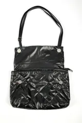 Cartera acolchada color dorado, con solapa frontal, asa de cadena y correa ajustable para el hombro.