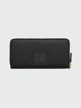 Billetera Marc Jacobs modelo The Continental, de diseño rectangular con cierre perimetral dorado. El interior cuenta con múltiples ranuras para tarjetas, compartimentos para billetes y un bolsillo central con cierre.