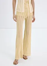 Pantalón largo de punto en color amarillo, con diseño wide leg y forro interior, cintura ajustable con goma.