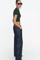 Camiseta cropped color amarillo, de corte slim fit, cuello redondo y manga corta.