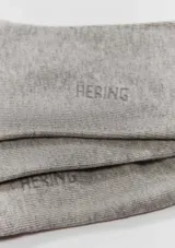 Kit de tres pares de medias unisex de caño medio, confeccionadas en tejido suave y elástico de color blanco, con el logo de la marca estampado en la planta del pie.