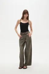 Pantalon de jean estilo baggy con tiro alto, de corte amplio y color gris con efecto desgastado.