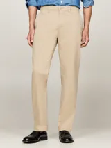 Pantalón chino color beige de Tommy Hilfiger, modelo Denton, con pierna recta y confeccionado en satén de algodón elástico.