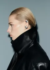 Aros tipo ear cuff de metal plateado con incrustaciones de cristales brillantes.