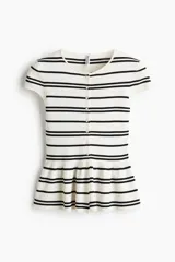Saco ajustado en punto fino suave, de color blanco con rayas negras, cuello redondo, manga japonesa, botones hasta la cintura y peplum acampanado.