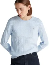 Sweater de mujer color celeste claro, tejido en punto trenzado (cable knit) con cuello redondo y manga larga. Presenta un pequeño logo bordado de la marca en el pecho.