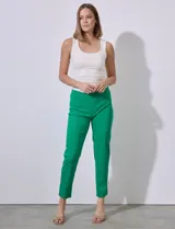 Pantalón color beige de gabardina elastizada, marca Zac & Rachel. Corte recto, pretina ancha pespunteada y largo al tobillo.