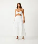 Blusa musculosa cropped blanca de laise texturizado con giro en el busto, tirantes finos ajustables y lastex en la espalda.